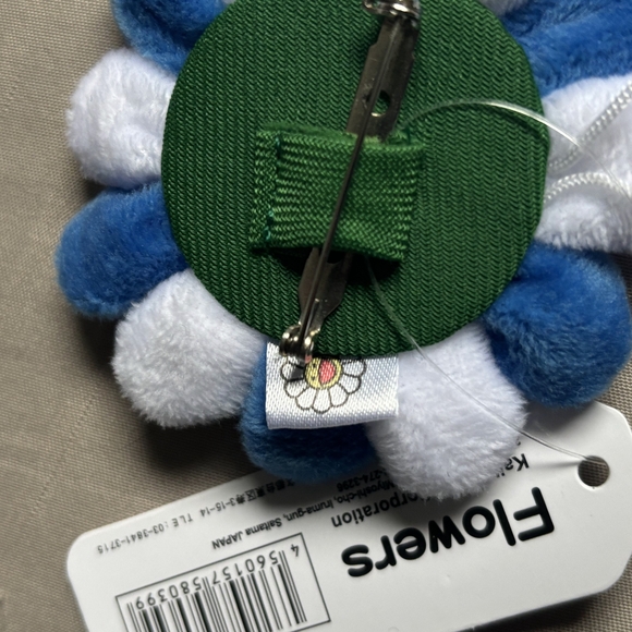 Blue and White Flower Brooch - Picture 1 of 6